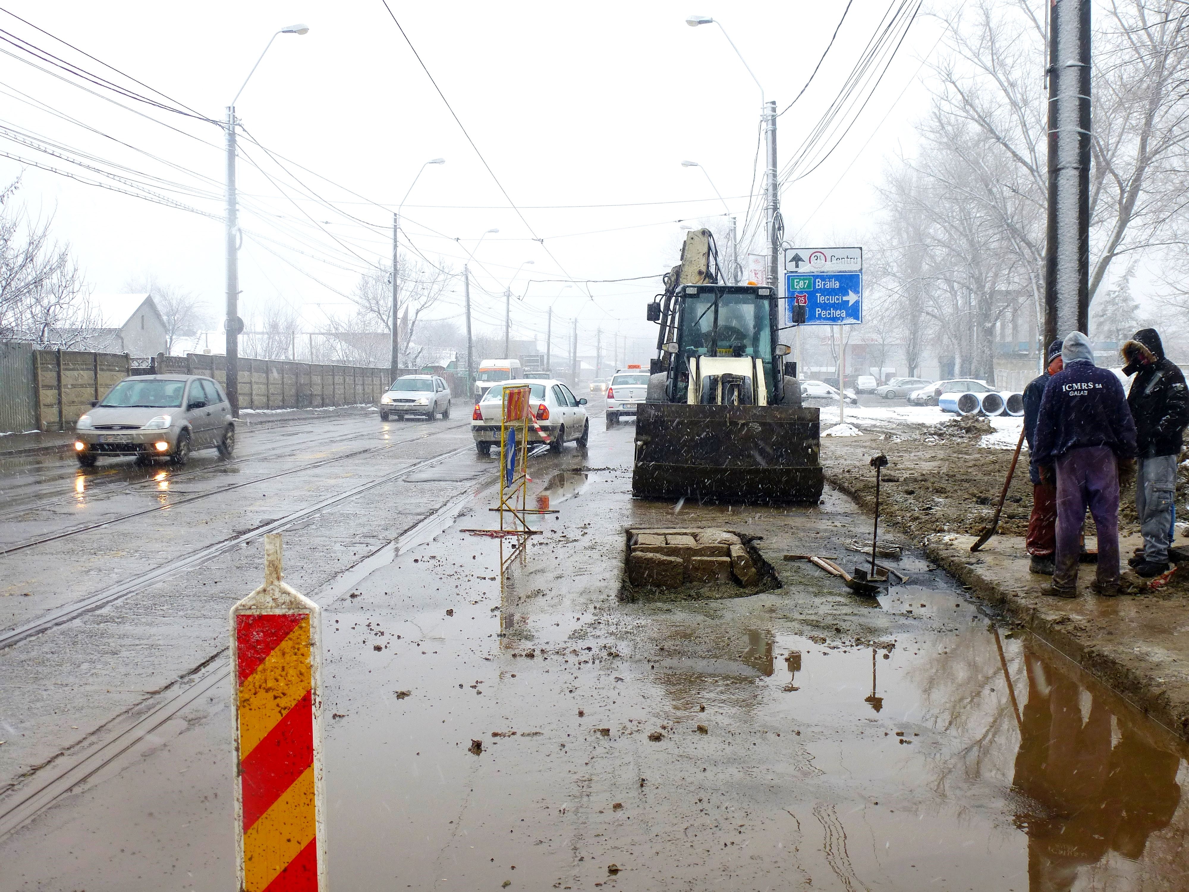 Efectul TENISULUI asupra LUCRĂRILOR ÎNTÂRZIATE: O ţeavă de pe Coşbuc a fost ÎN SFÂRŞIT (re)astupată (VIDEO&FOTO)