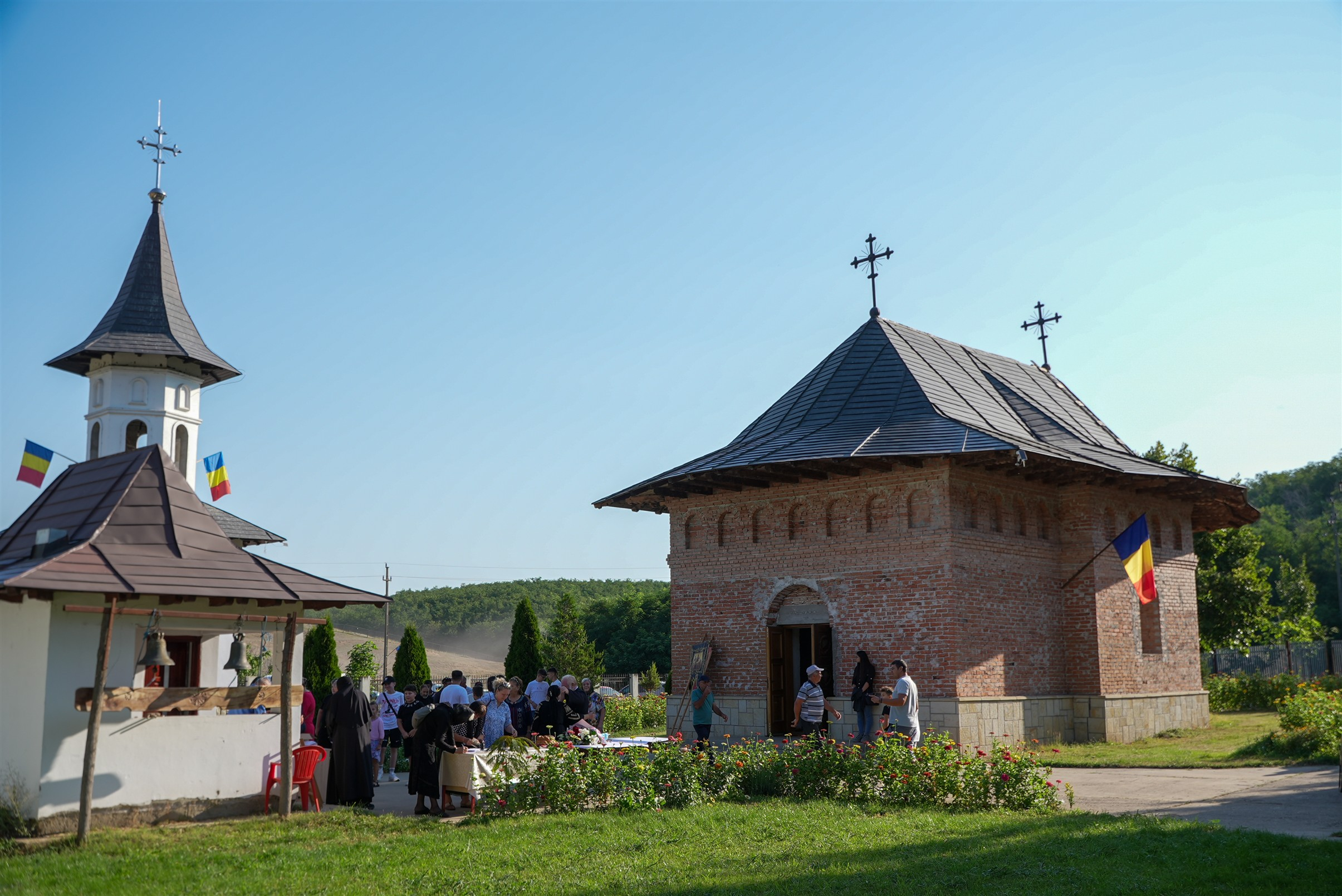 De sărbătoarea Sfinţilor Martiri Brâncoveni, hramul Mănăstirii Cârlomăneşti (GALERIE FOTO)