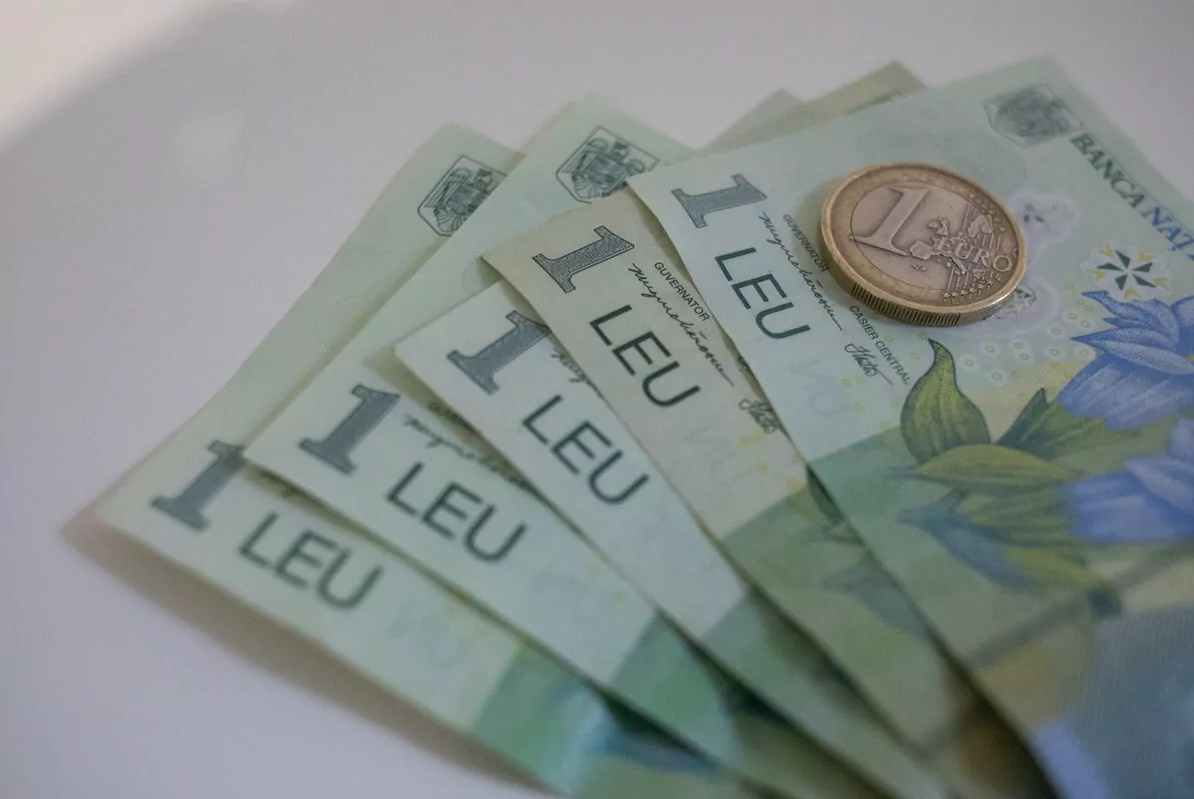 Leul continuă să se aprecieze