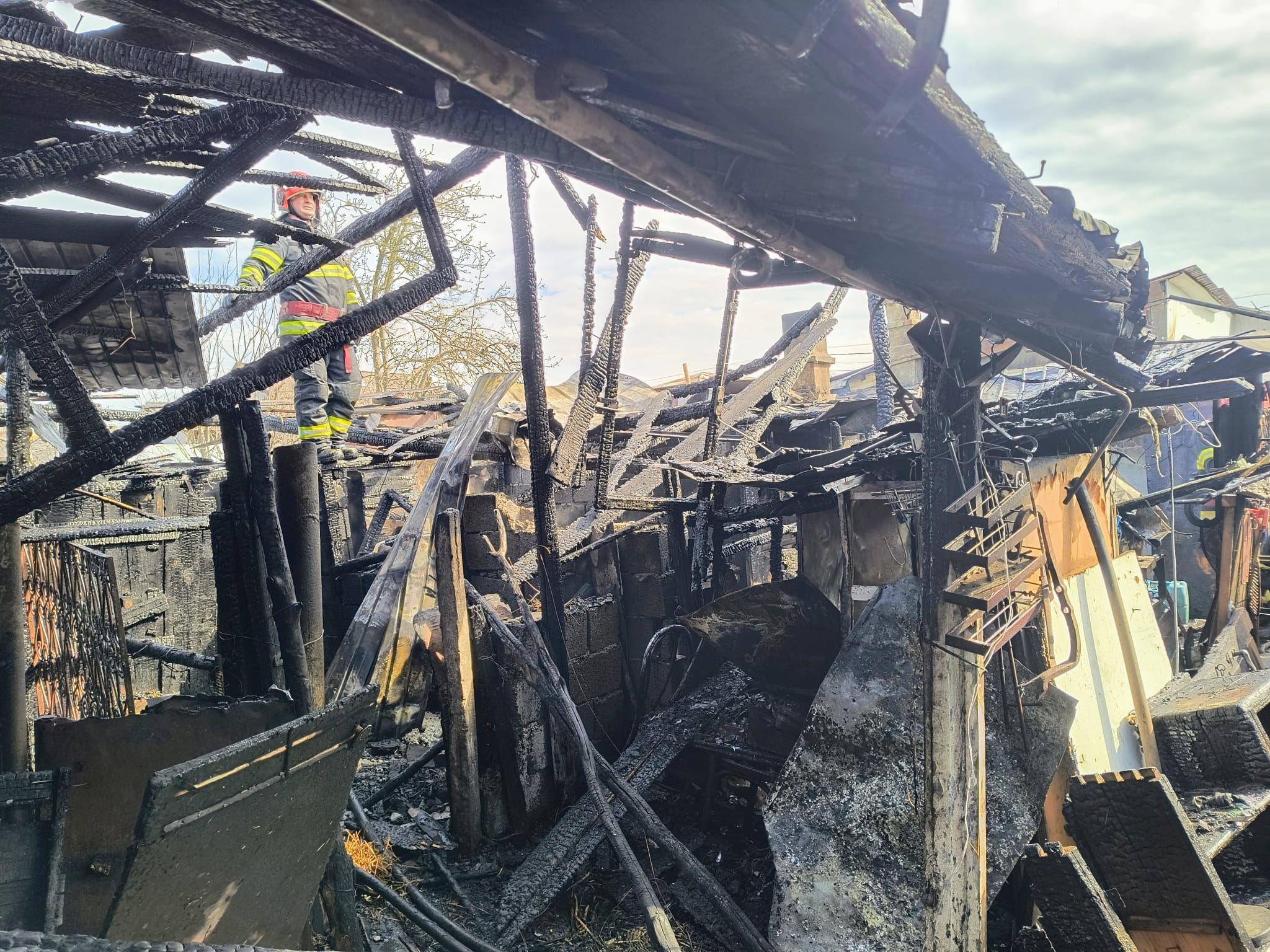 Incendiu violent într-o locuință. O persoană a fost arsă și este în stare gravă (VIDEO)