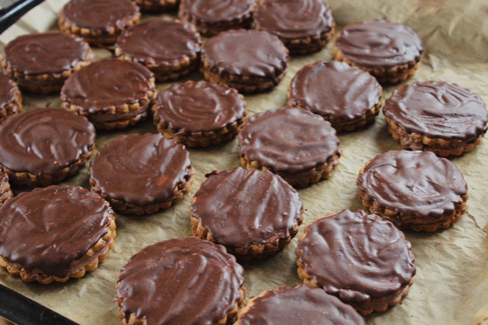 Ișlere cu cremă de cafea și glazură de ciocolată