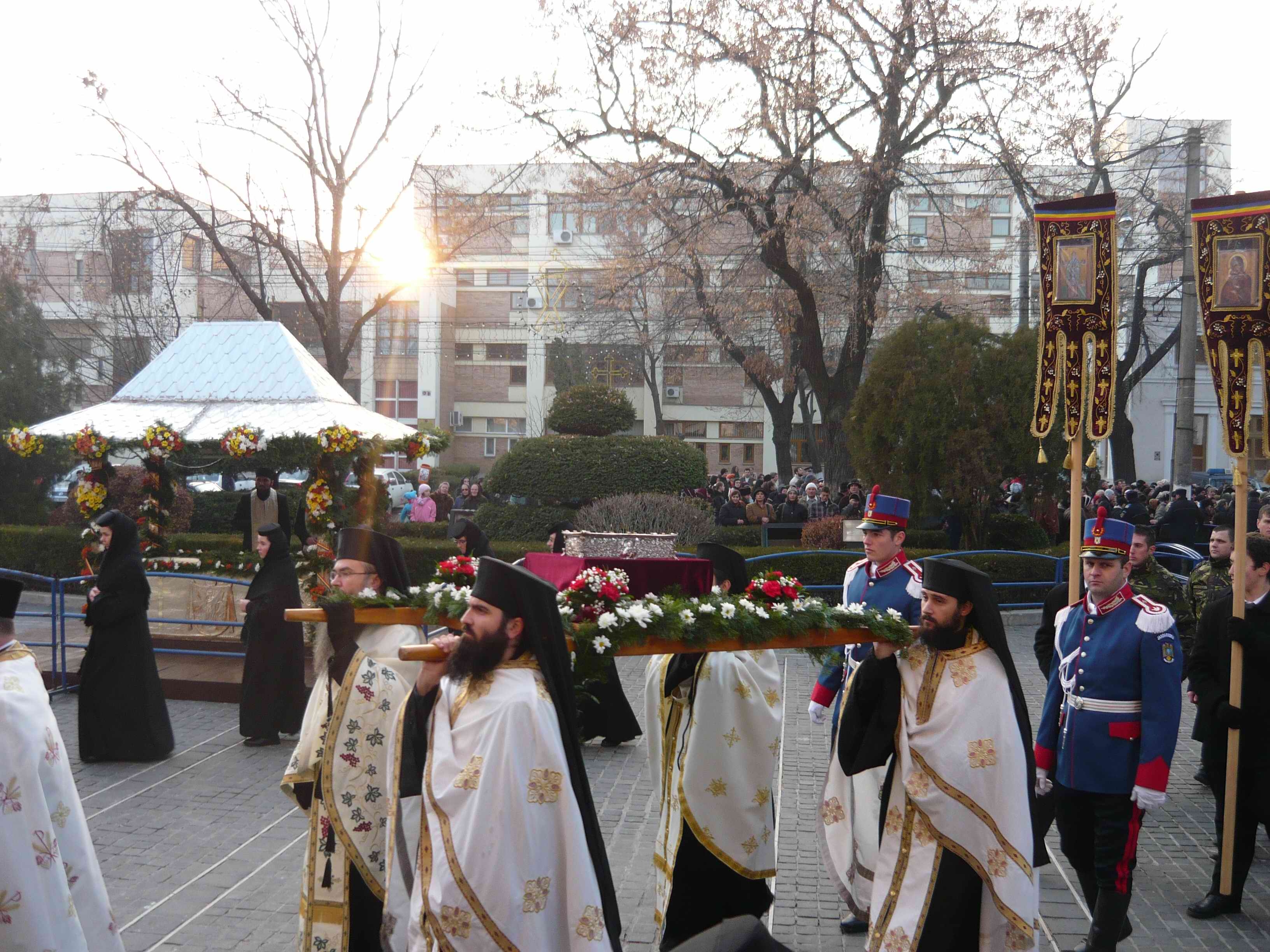 De sâmbătă, Mâna Sfântului Spiridon binecuvântează Galaţiul 