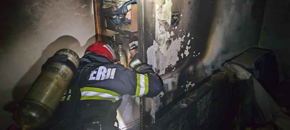Incendiu la un bloc de pe strada Arad. VIDEO