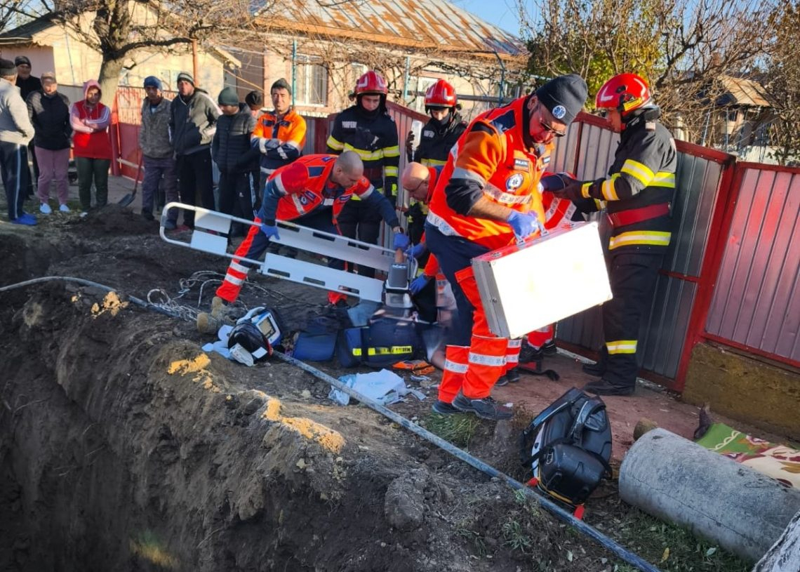 Muncitori prinși sub un mal de pământ