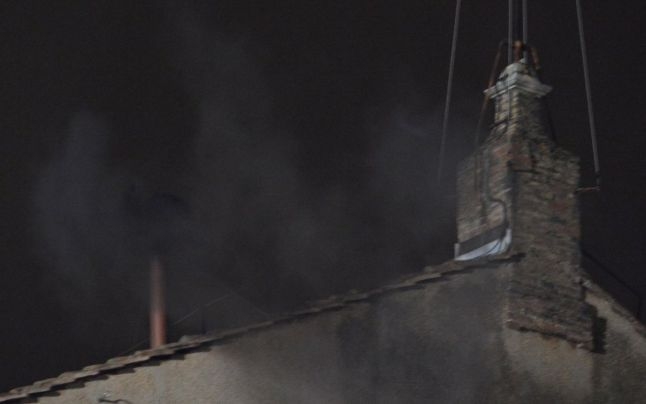 Fum negru pe coşul Capelei Sixtine de la Vatican 