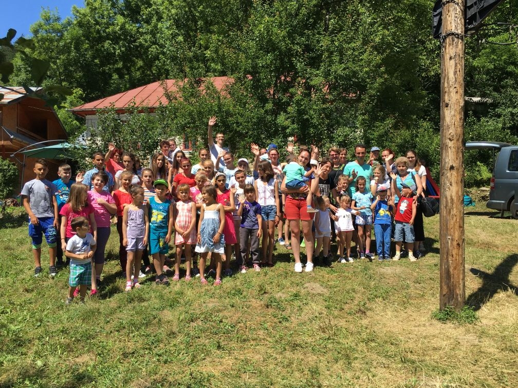 Echipă comună pentru copiii din medii defavorizate/ Câţiva voluntari din Franţa, alături de o fundaţie din Galaţi (FOTO)