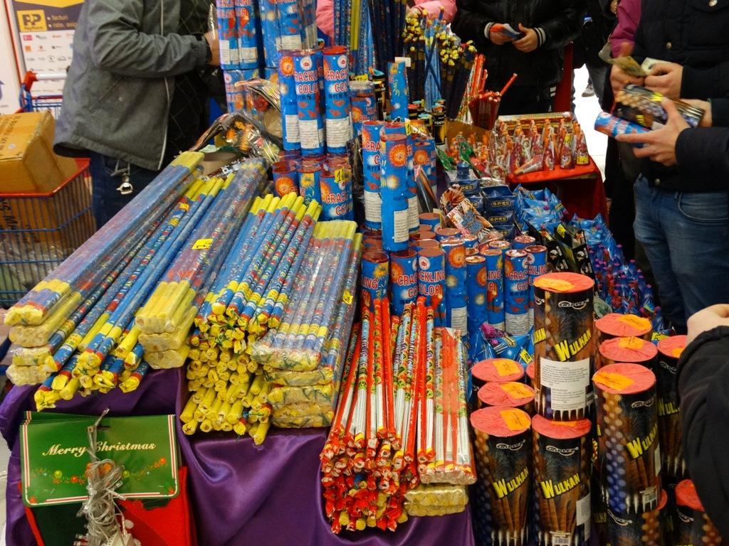 Mii de pocnitori ilegale, recoltate din judeţ