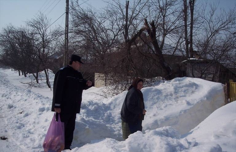 VIDEO/ Jandarmii au împărţit pâine pentru înzăpeziţii din cinci comune