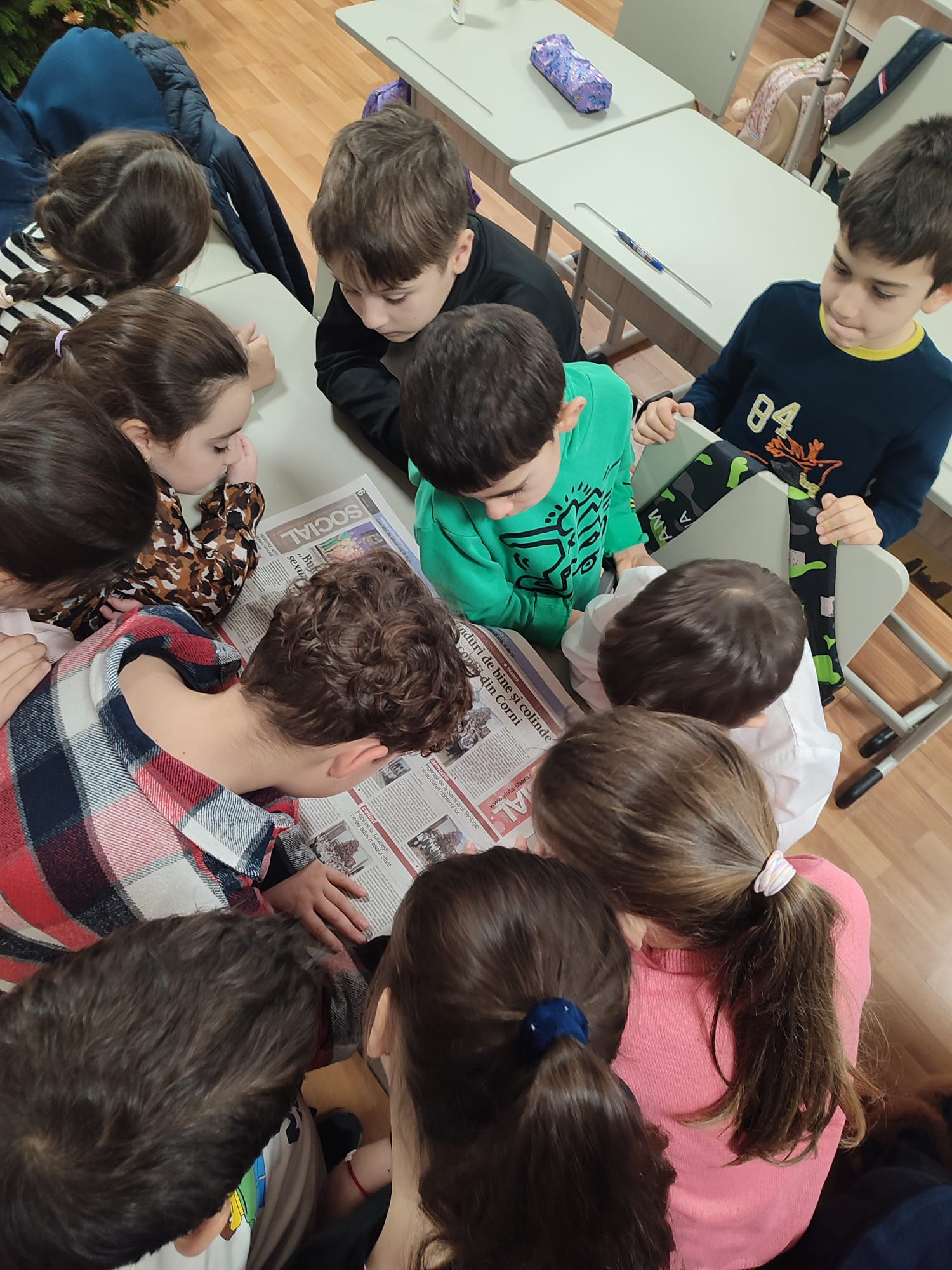 Poza zilei. Uite-aşa se citeşte ziarul „Viaţa liberă”!