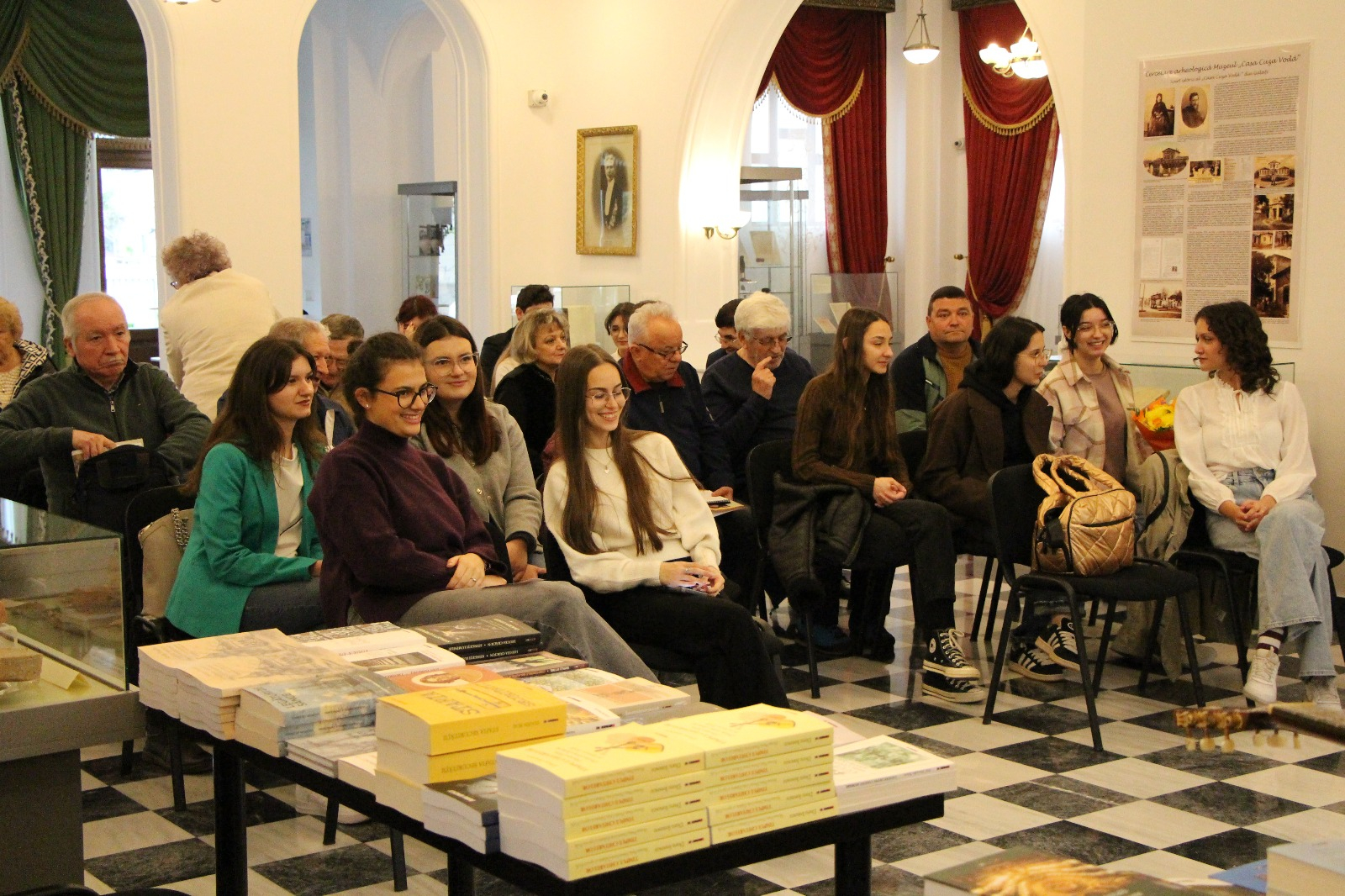 Aprilie - luna cu Ziua Cărţii, la Cenaclul ”Noduri şi Semne” (GALERIE FOTO)