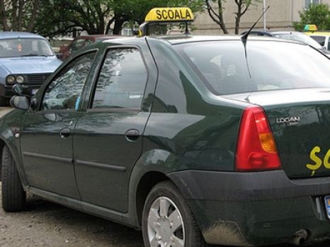 Şcolile de şoferi vor raporta online cursanţii la ARR