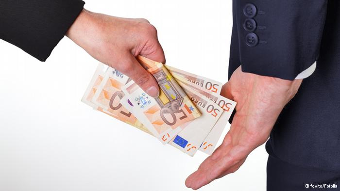 Polițist gălăţean prins în flagrant în timp ce lua mită