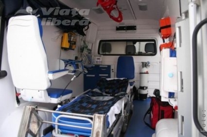 Ambulanţă lovită pe Coşbuc