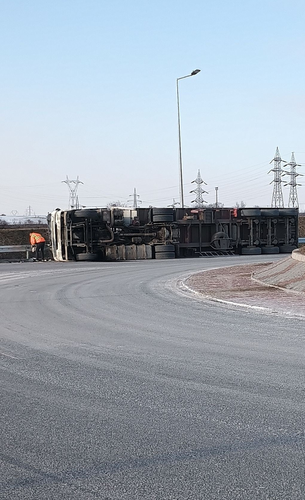 Un tir s-a răsturnat în sensul giratoriu