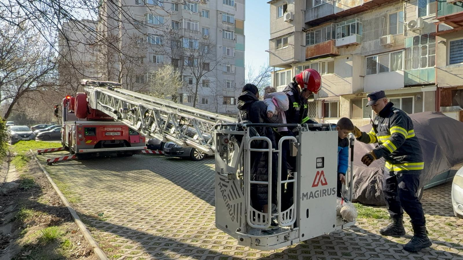 Incendiu într-un apartament din Galați. Persoane evacuate cu autoscara (video)