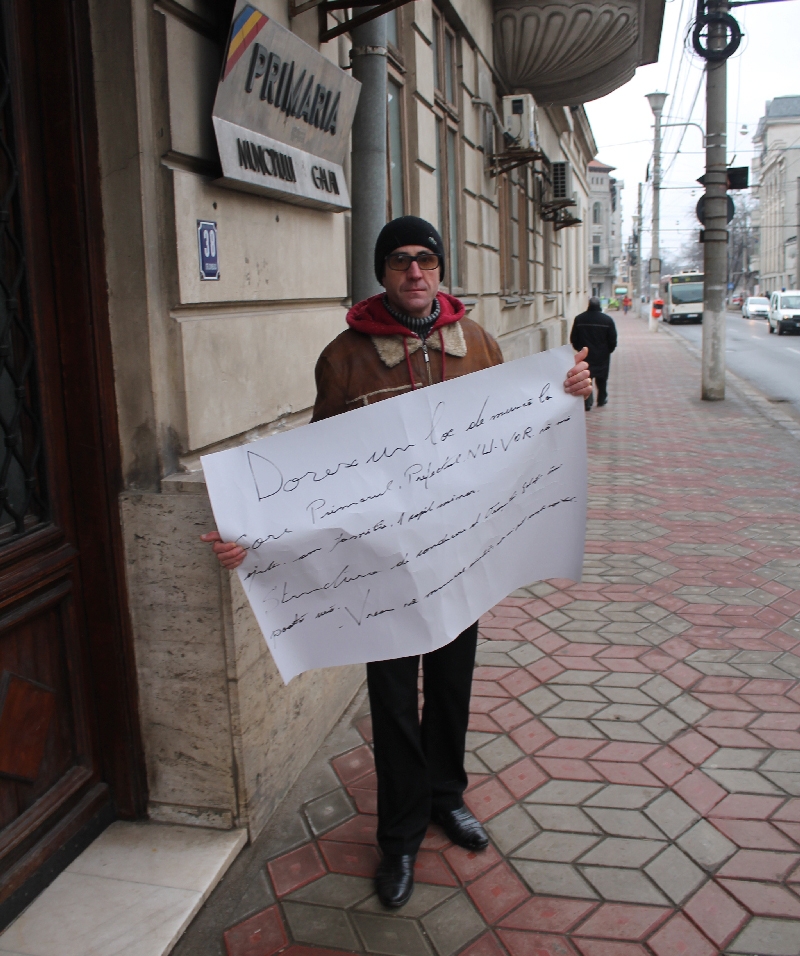 PROTEST pentru obţinerea unui LOC DE MUNCĂ. „Sunt singur împotriva sistemului...”