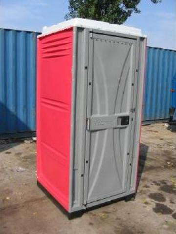 Și-au montat toaletă la poarta casei, pe trotuar