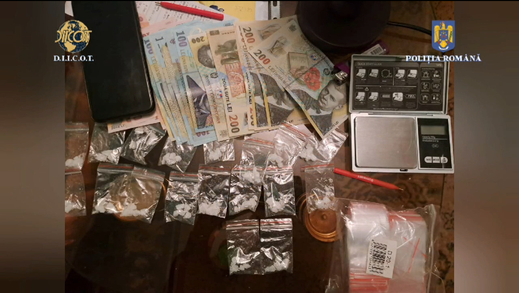 Arestaţi pentru că au vândut „moarte la plic” (foto/video)