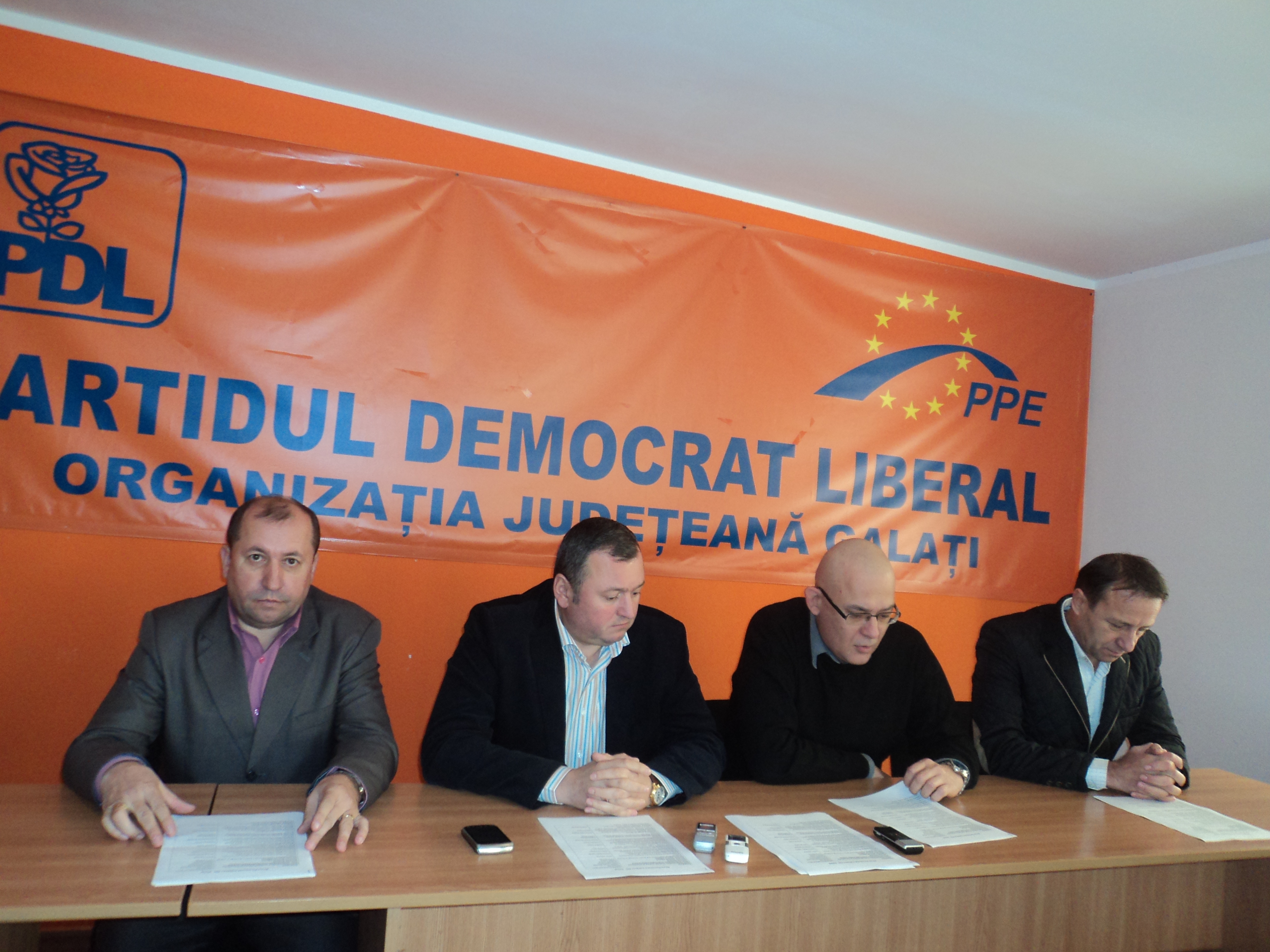 Doi candidaţi pentru un loc: Resmeriţă şi Capră, pe listele europarlamentare