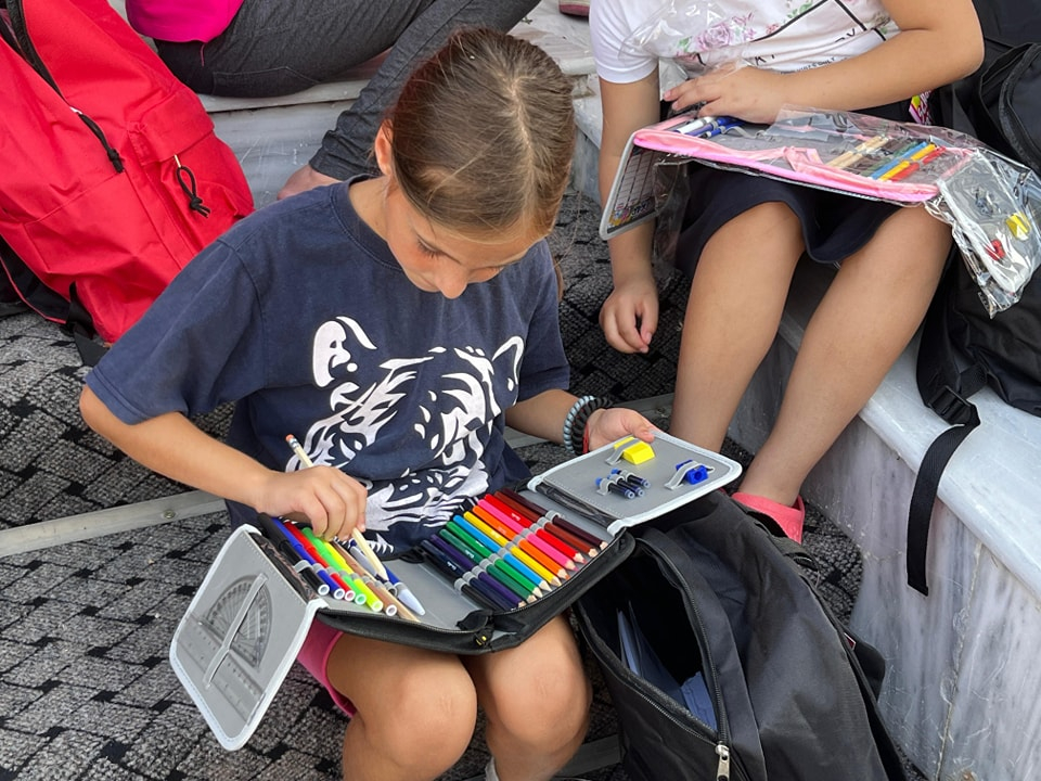 Ghiozdane cu rechizite pentru copiii din Nicorești