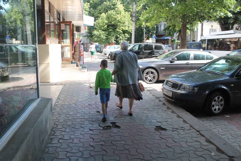 REPORTAJ/ Parfumul Teilor - cartier central căzut în uitare (FOTO)