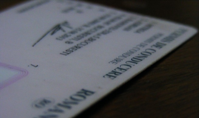 Bărbat surprins când primea 250 de euro pentru a ajuta o persoană să obţină permisul auto