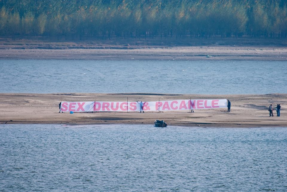 Sex, droguri şi păcănele – Mesaj de protest împotriva viceprimarului Picu Apostol Roman (FOTO)