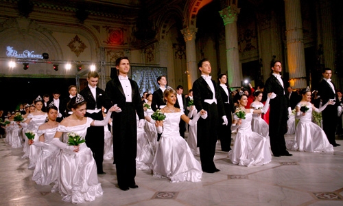 Viena vine la Galaţi / Dacă-i bal, păi bal să fie!