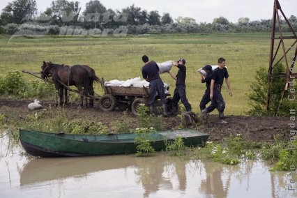 EXCLUSIV: Pompierii gălăţeni, în ajutorul sinistraţilor moldoveni