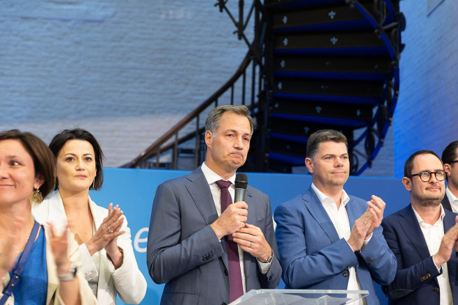 Premierul belgian şi-a anunţat demisia