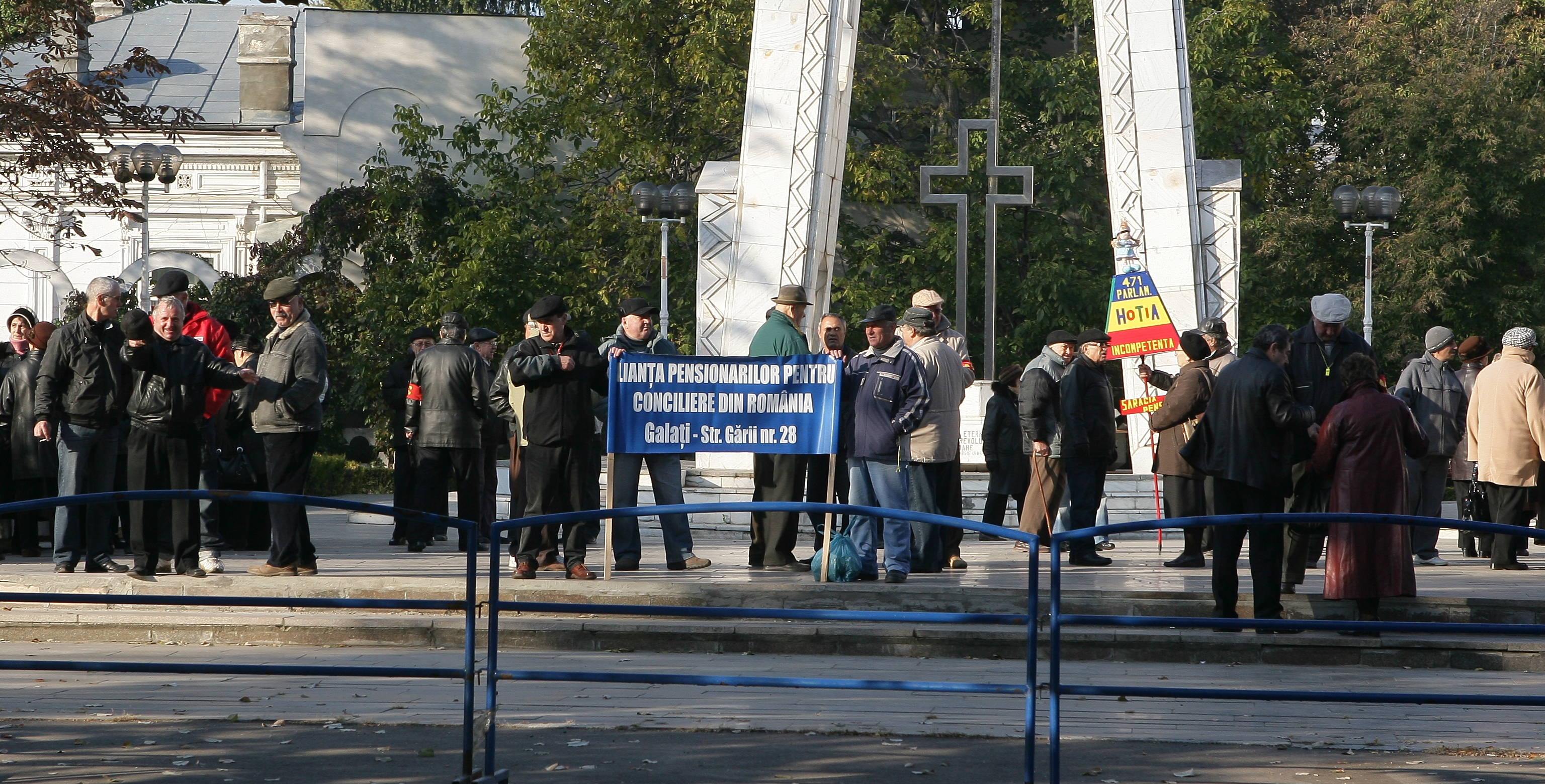Protest / Pensionarii au pichetat din nou Prefectura şi sediile partidelor