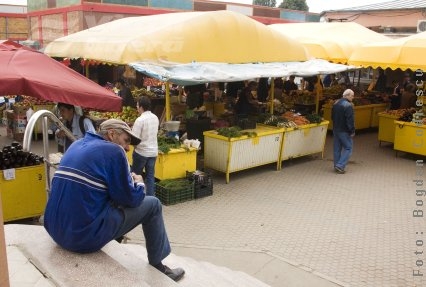 Dosar penal pentru firma care mătură pieţele