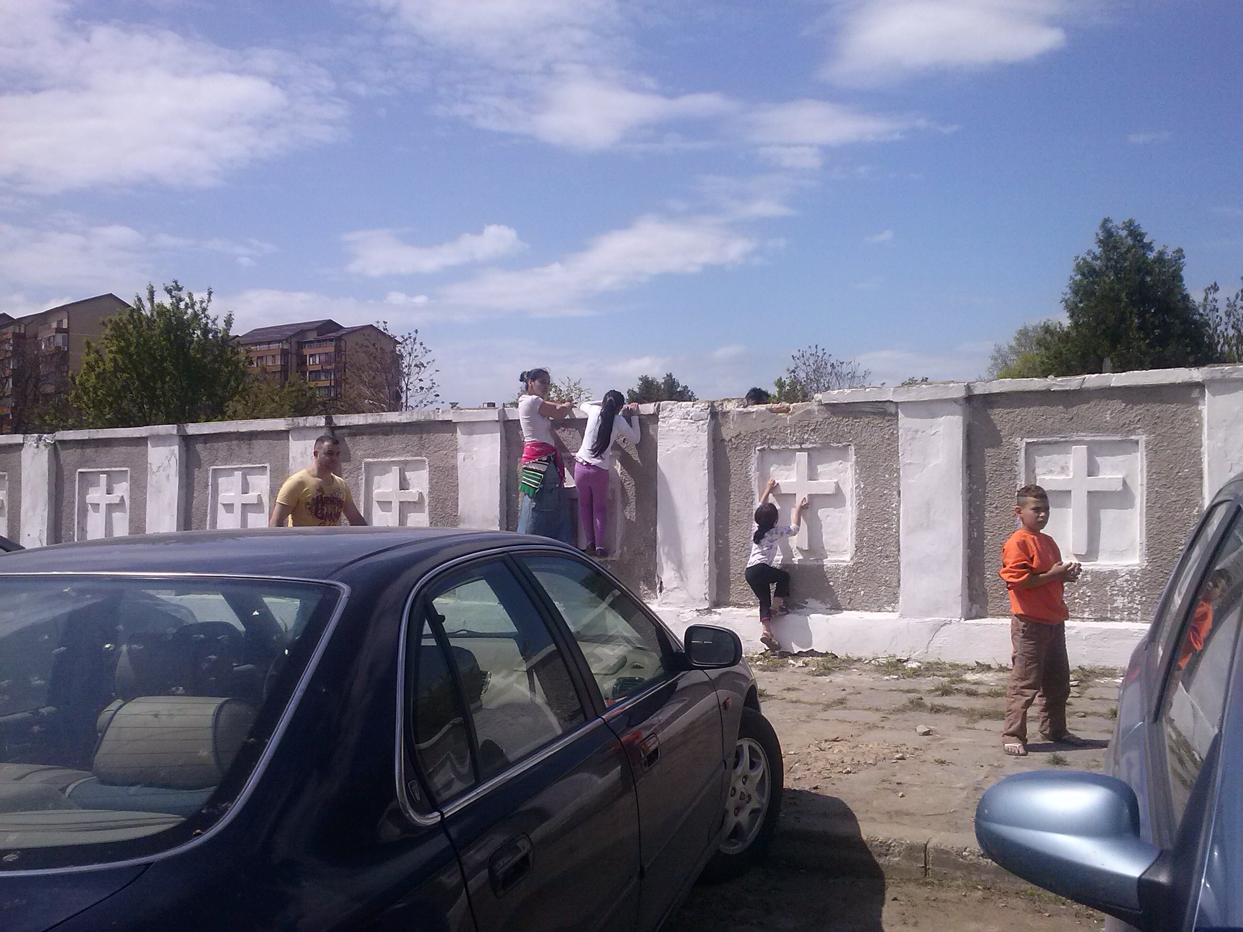 GALERIE FOTO/ Paştele Blajinilor la Eternitatea: Cerşetorii s-au ţigănit cu poliţia şi au sărit gardul pentru pomană