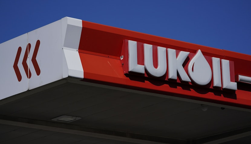 Lukoil își vinde activele internaționale către fondul american Carlyle Group