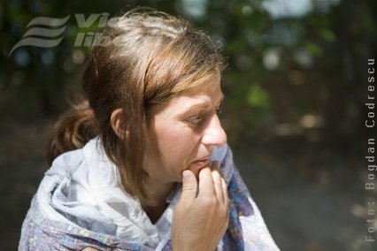 O femeie fără adăpost a născut în cimitir! 