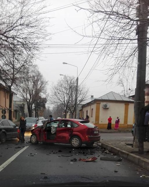 Impact violent într-o intersecţie cu risc ridicat. Trei persoane au fost rănite