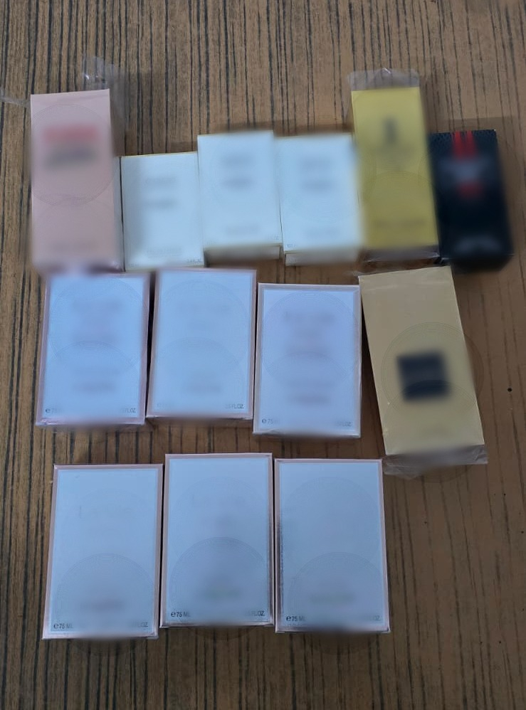 Prins cu parfumuri false la colț de parcare