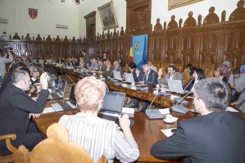 ALEŞII gălăţeni de la judeţ s-au „răzgândit”! Cum a JONGLAT Consiliul Judeţului Galaţi cu legea şi consumul de CARBURANT