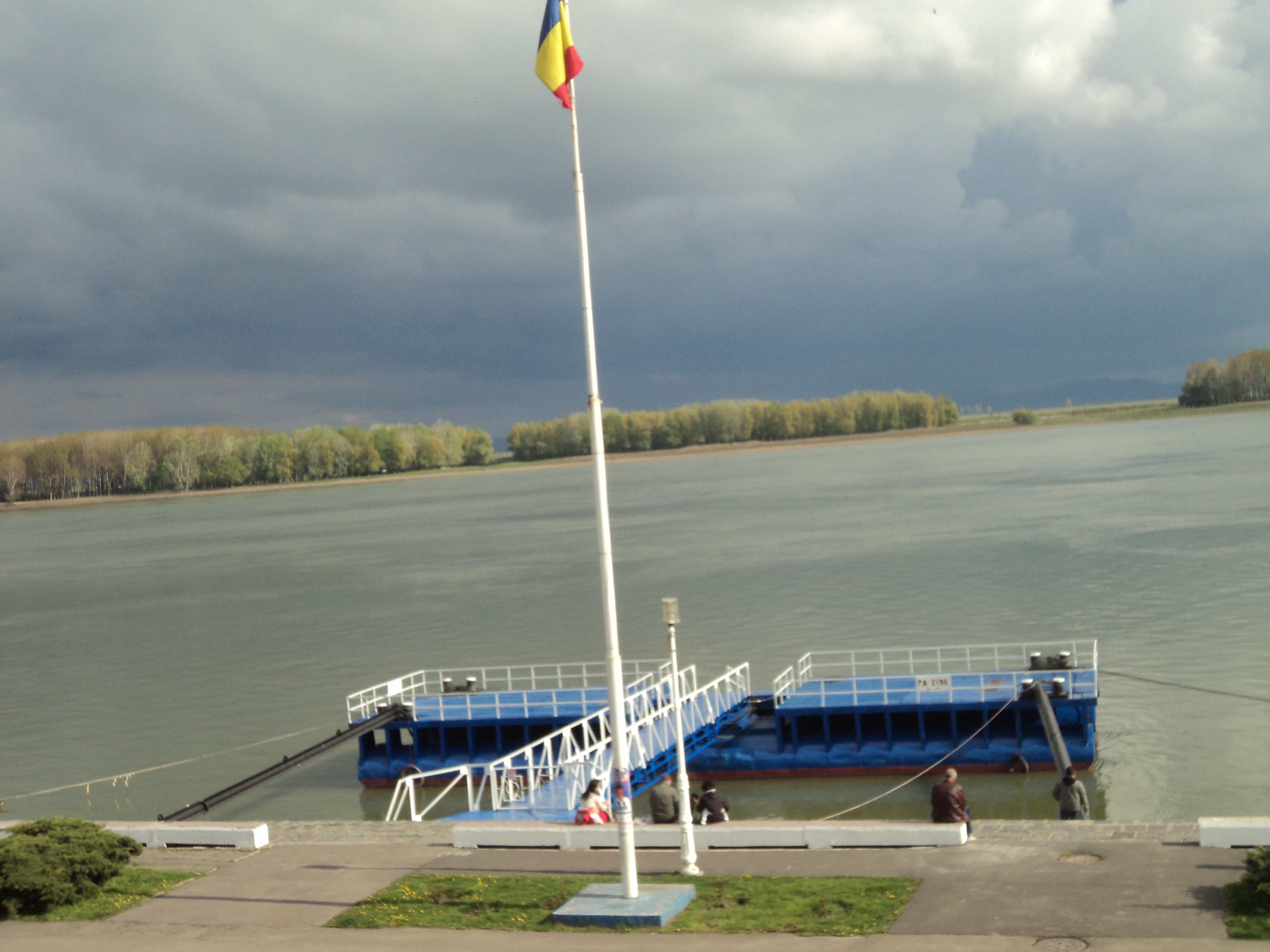 Va dispărea controversatul ponton de pe Dunăre? Primăria analizează o petiţie de repoziţionare din partea unui ONG 