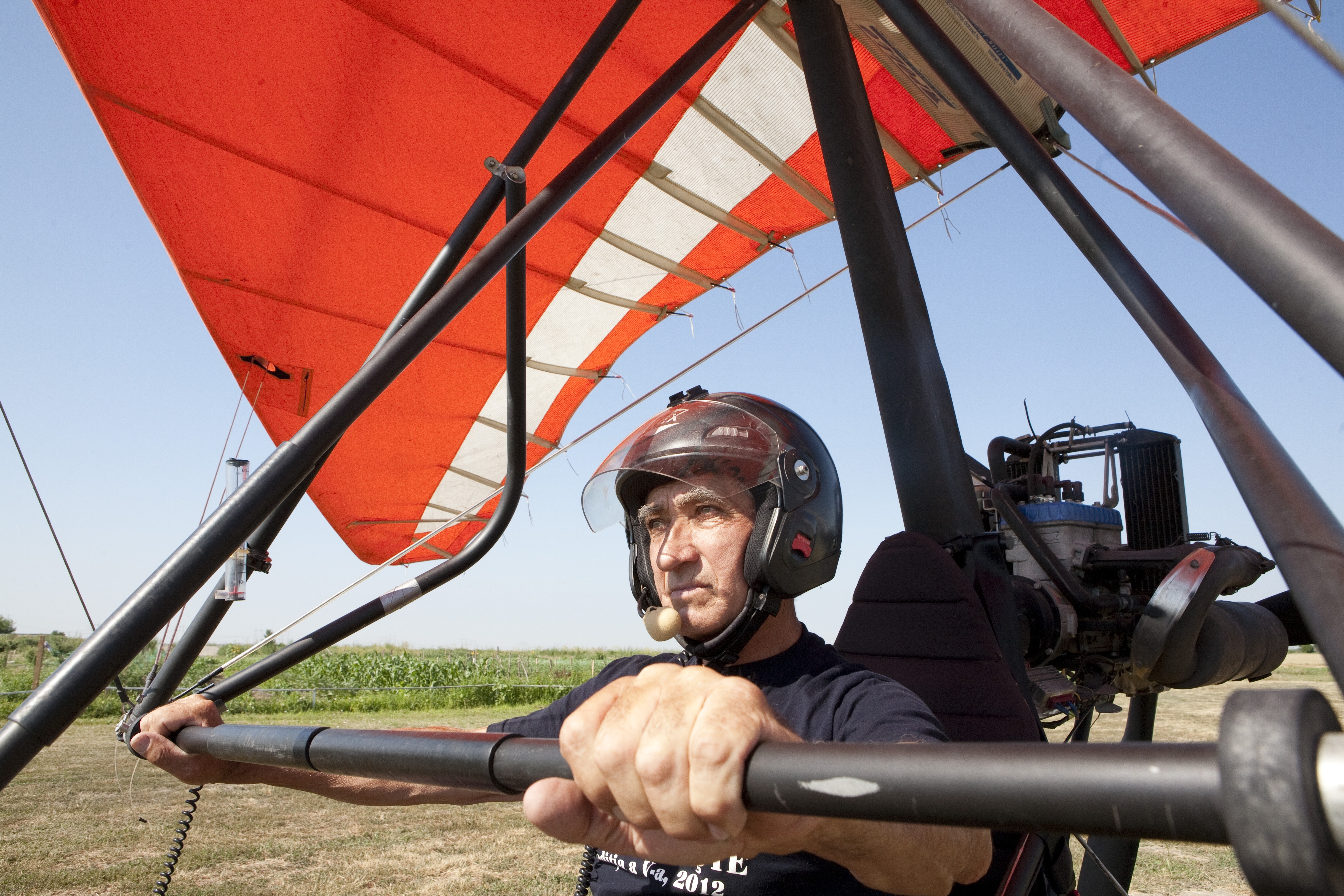 Povestea omului care învaţă să zboare la 67 de ani