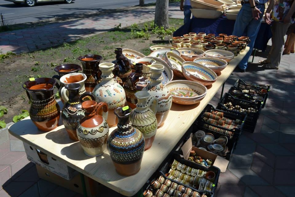 "Târgul meşterilor populari" şi-a deschis porţile/ Zeci de meşteşugari şi sute de obiecte tradiţionale