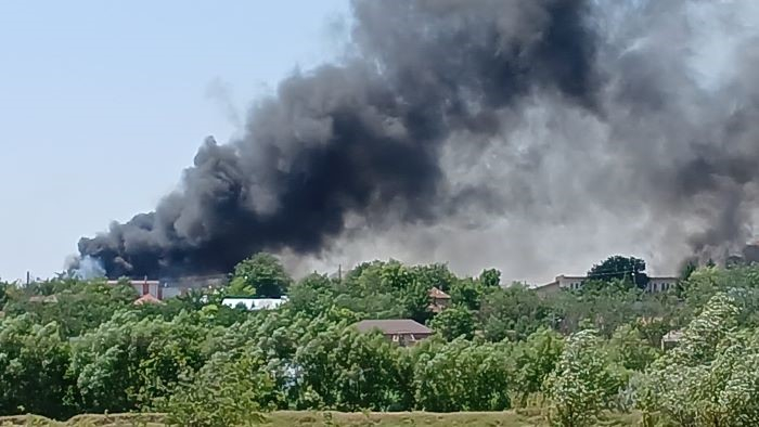 Incendiu violent și pericol de explozie la fabrica de oțet! Pompierii sunt în alertă