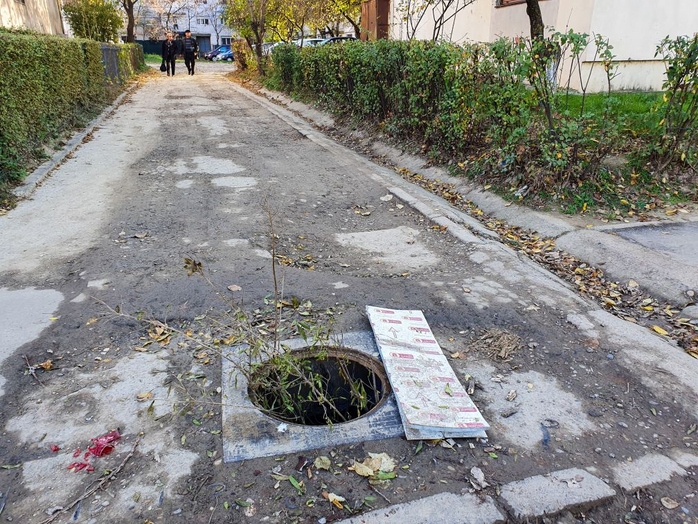 Canalizare neacoperită, pe bulevardul Dunărea