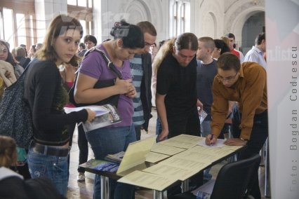 Absolvenţi mulţi, joburi puţine 