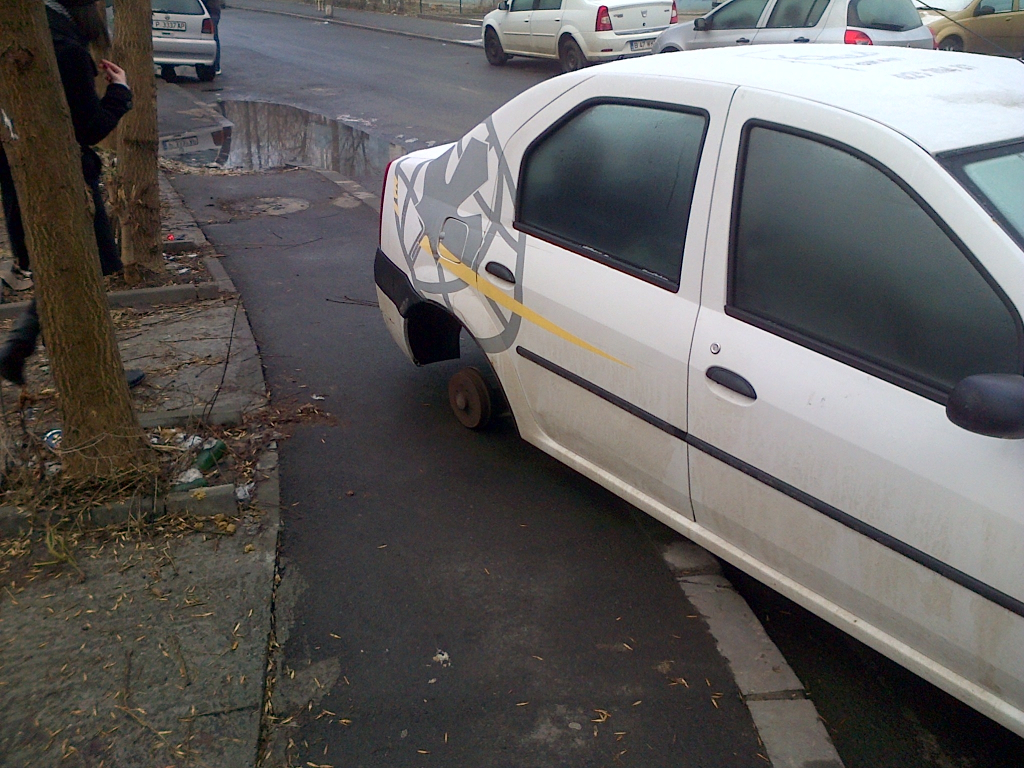 O gaşcă expertă în lăsarea maşinilor pe butuci a ajuns după gratii