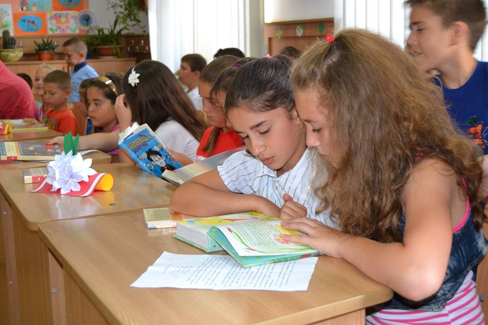 Proiect pentru creşterea nivelului de educaţie/ În era calculatorului, elevii se întorc la citit