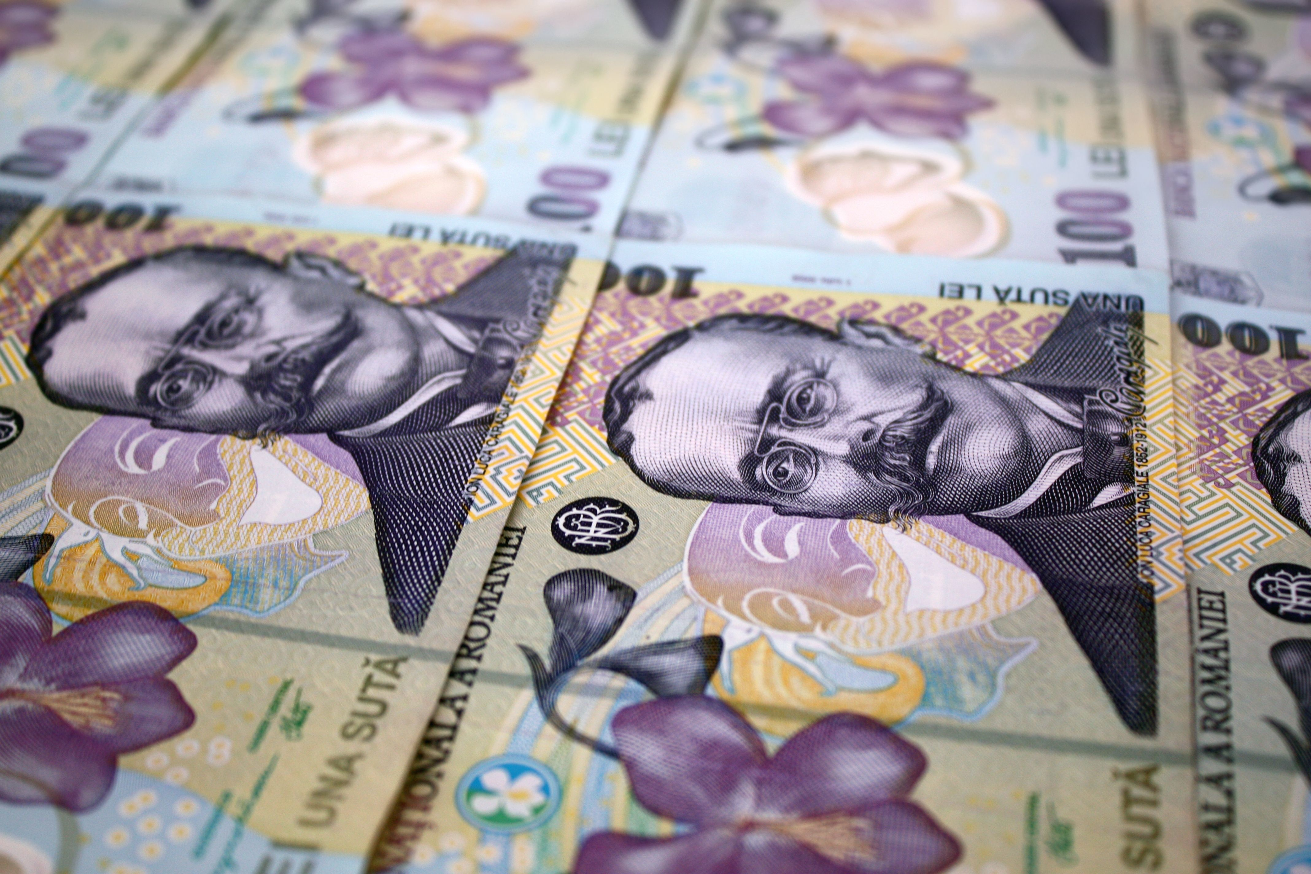 Evoluție pozitivă a leului la jumătatea săptămânii