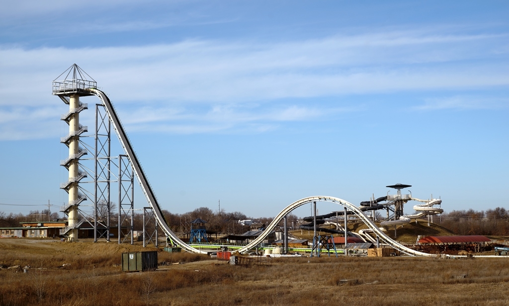 Alunecări libere de la zeci de metri înălțime: Cele mai înalte TOBOGANE ACVATICE