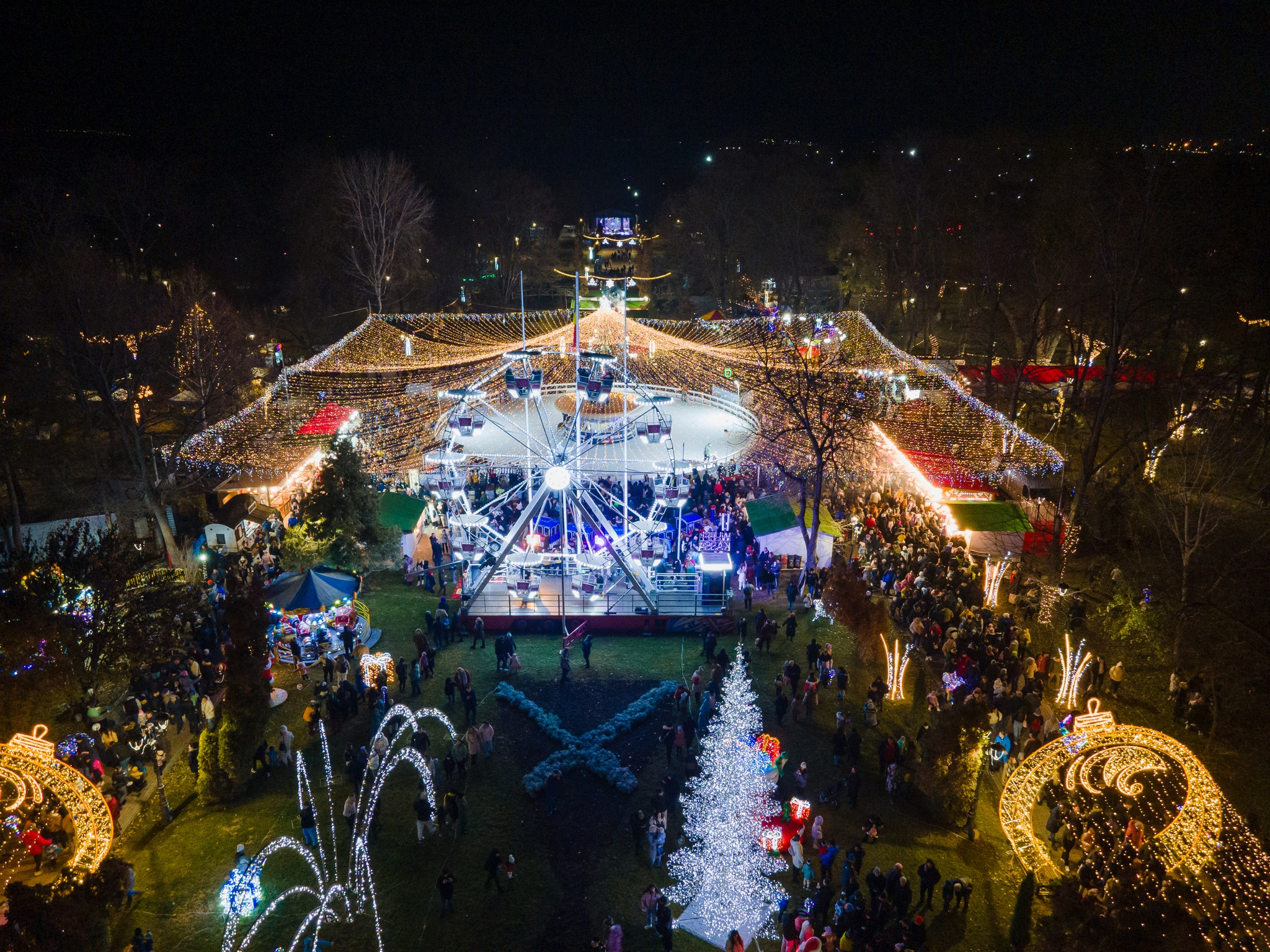 Moş Nicolae şi Moş Crăciun îşi dau întâlnire azi, la Galaţi