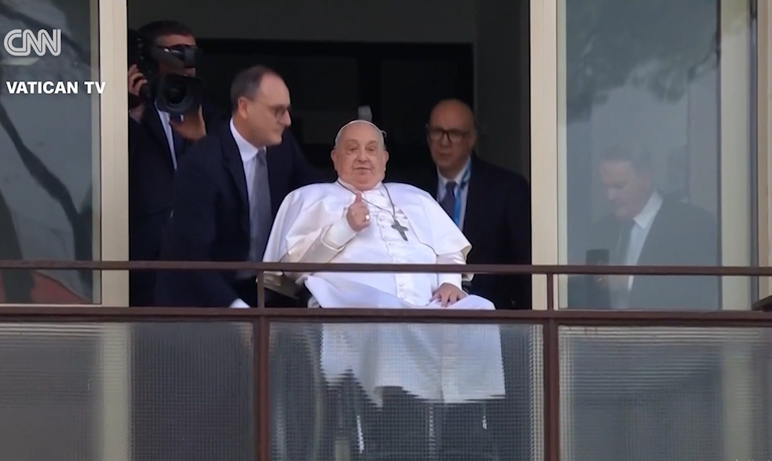 Papa Francisc, apariție în balconul spitalului